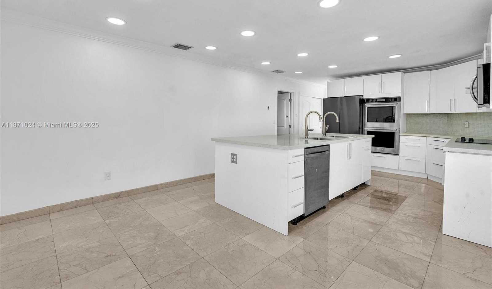 Small Image of 20645 NORTH EAST 25TH PL, Miami Number 22