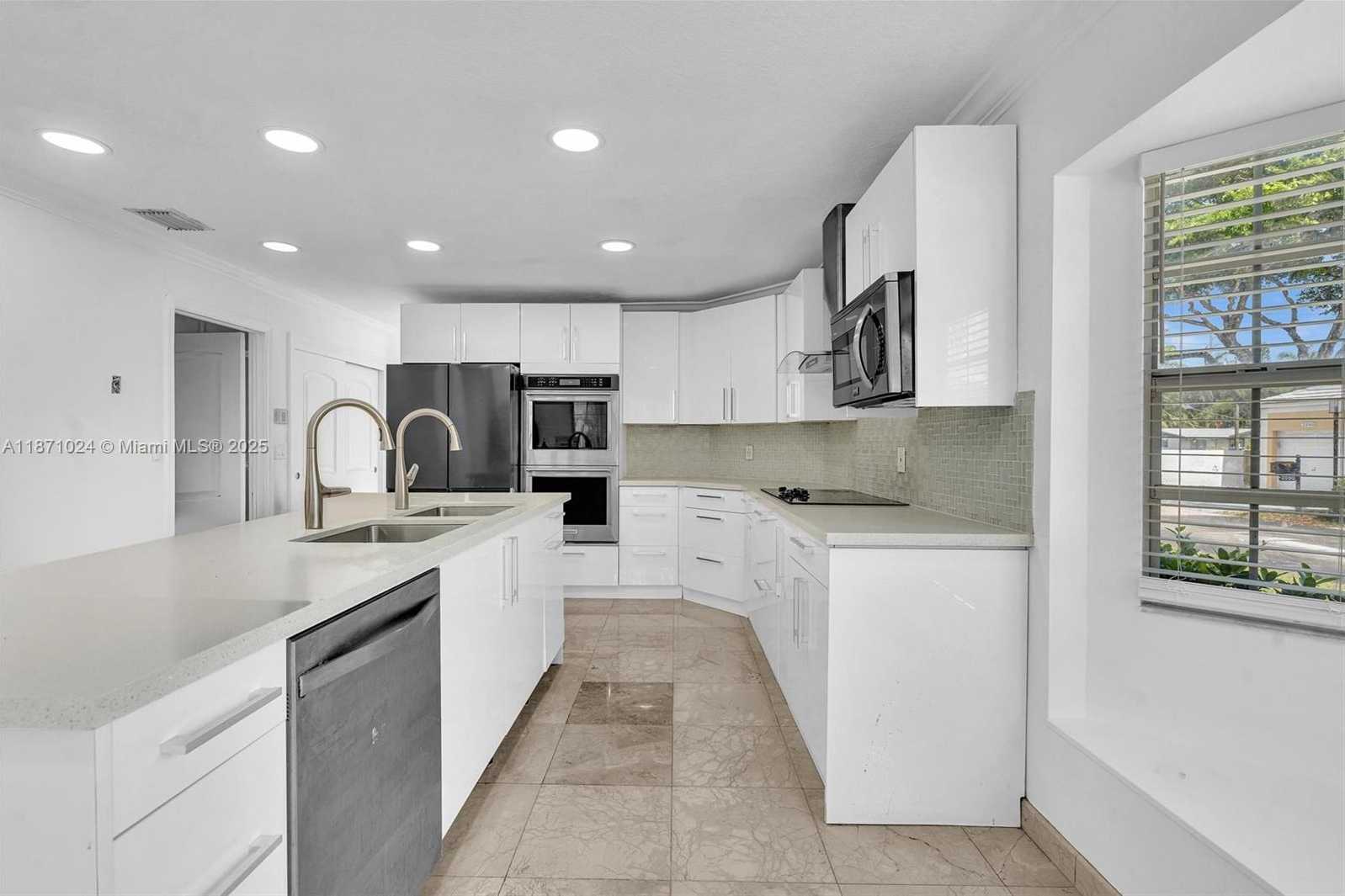 Small Image of 20645 NORTH EAST 25TH PL, Miami Number 23