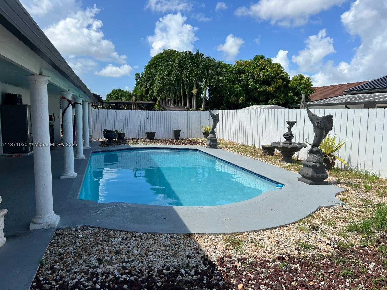 Small Image of 17803 SOUTH WEST 152ND PL, Miami Number 3