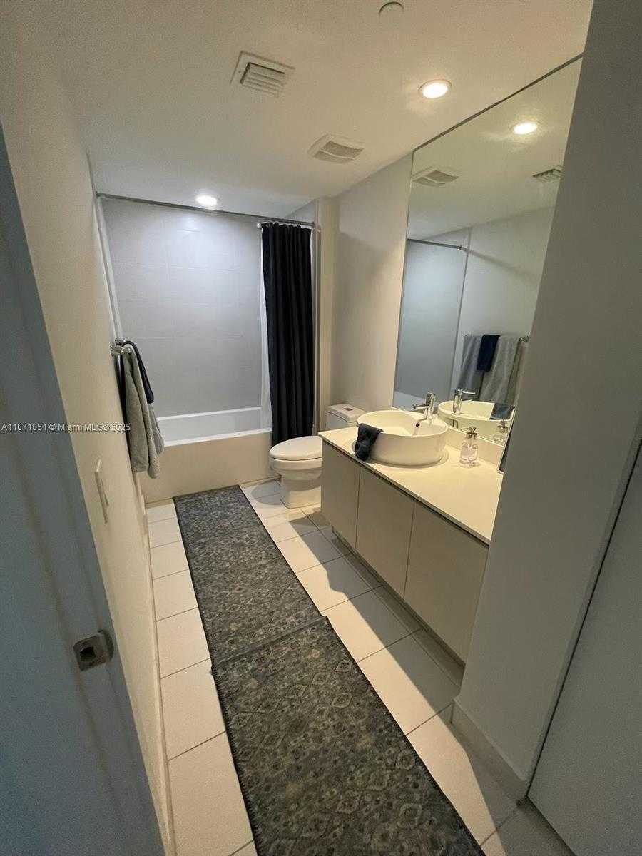 Small Image of 4250 BISCAYNE BLVD #817, Miami Number 3