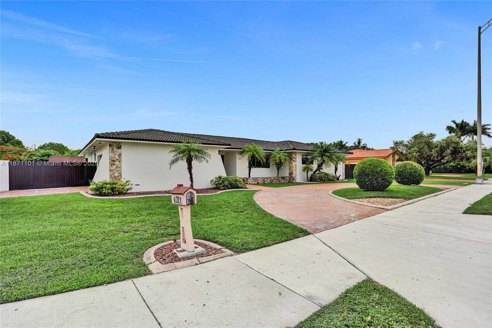 Small Image of 6201 SOUTH WEST 107TH AVE, Miami Number 92