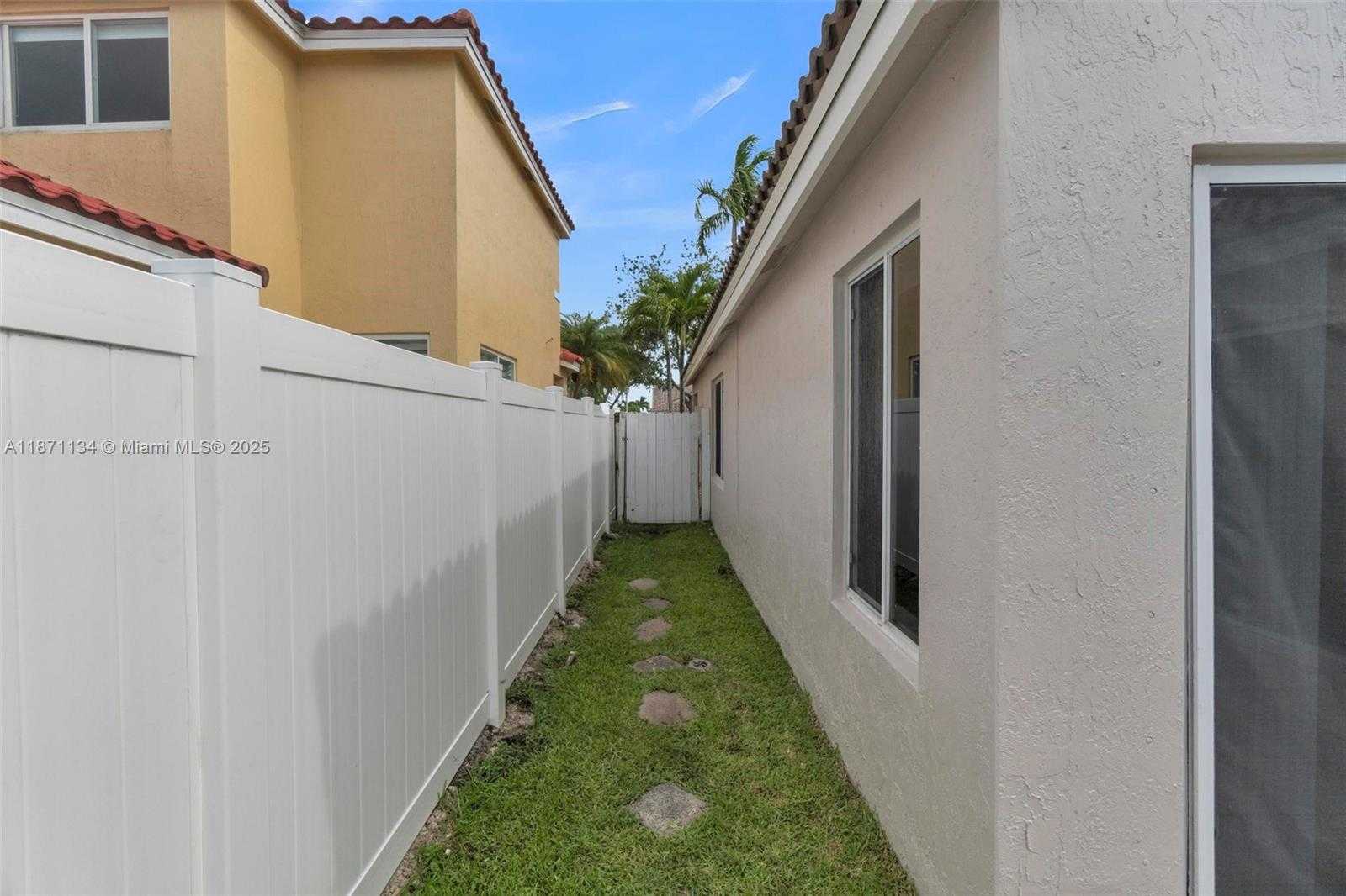 Small Image of 1592 SALERNO CIR, Weston Number 41