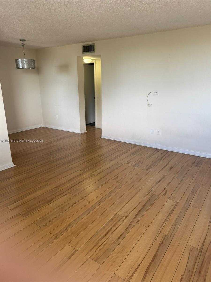 Small Image of 1801 SOUTH TREASURE DR #405, North Bay Village Number 2
