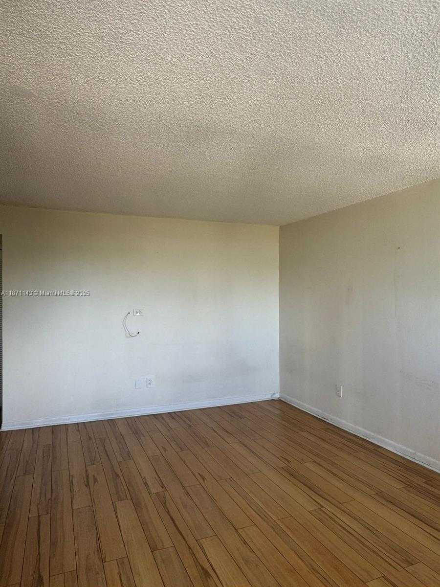 Small Image of 1801 SOUTH TREASURE DR #405, North Bay Village Number 4