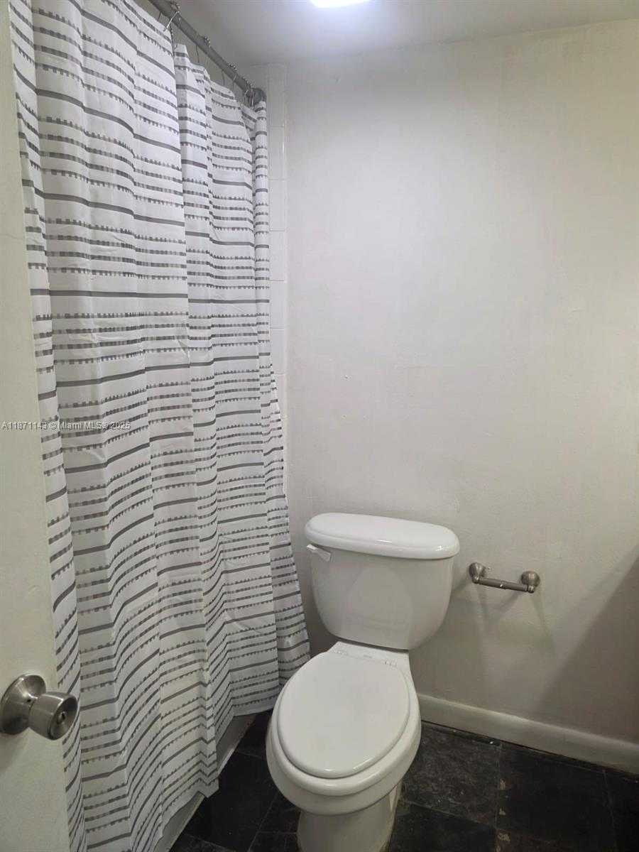 Small Image of 1801 SOUTH TREASURE DR #405, North Bay Village Number 6