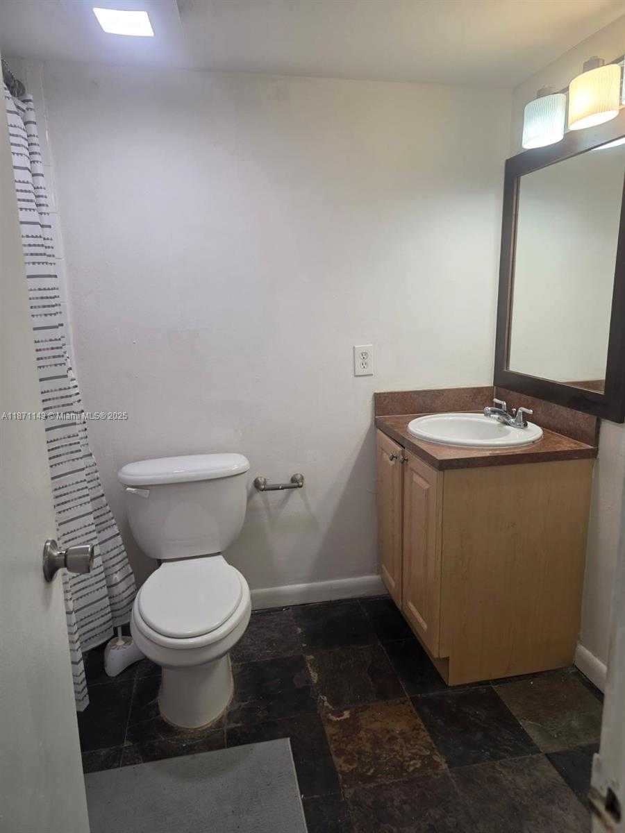 Small Image of 1801 SOUTH TREASURE DR #405, North Bay Village Number 7