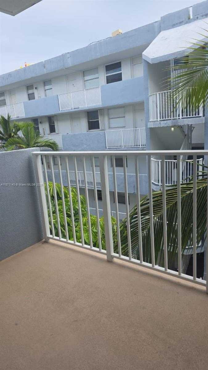 Small Image of 1801 SOUTH TREASURE DR #405, North Bay Village Number 8