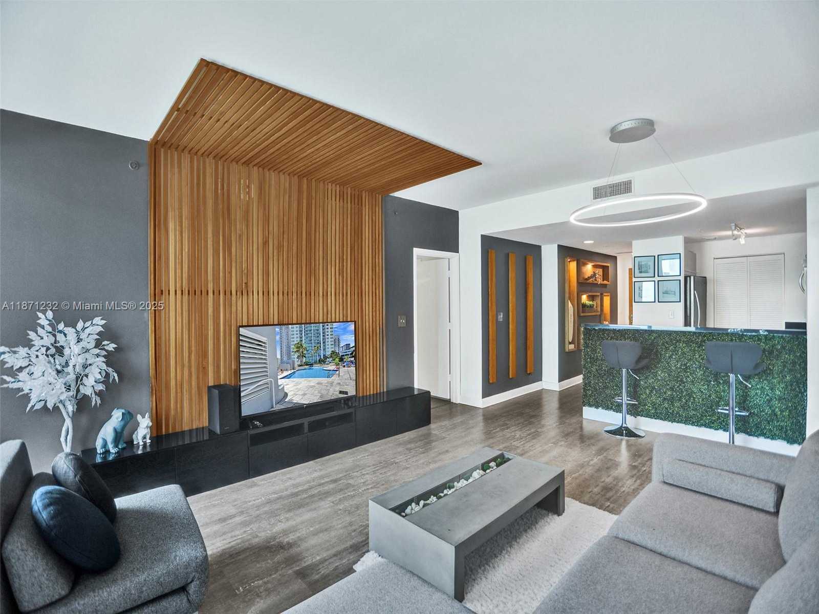 Small Image of 244 BISCAYNE BLVD #406, Miami Number 8