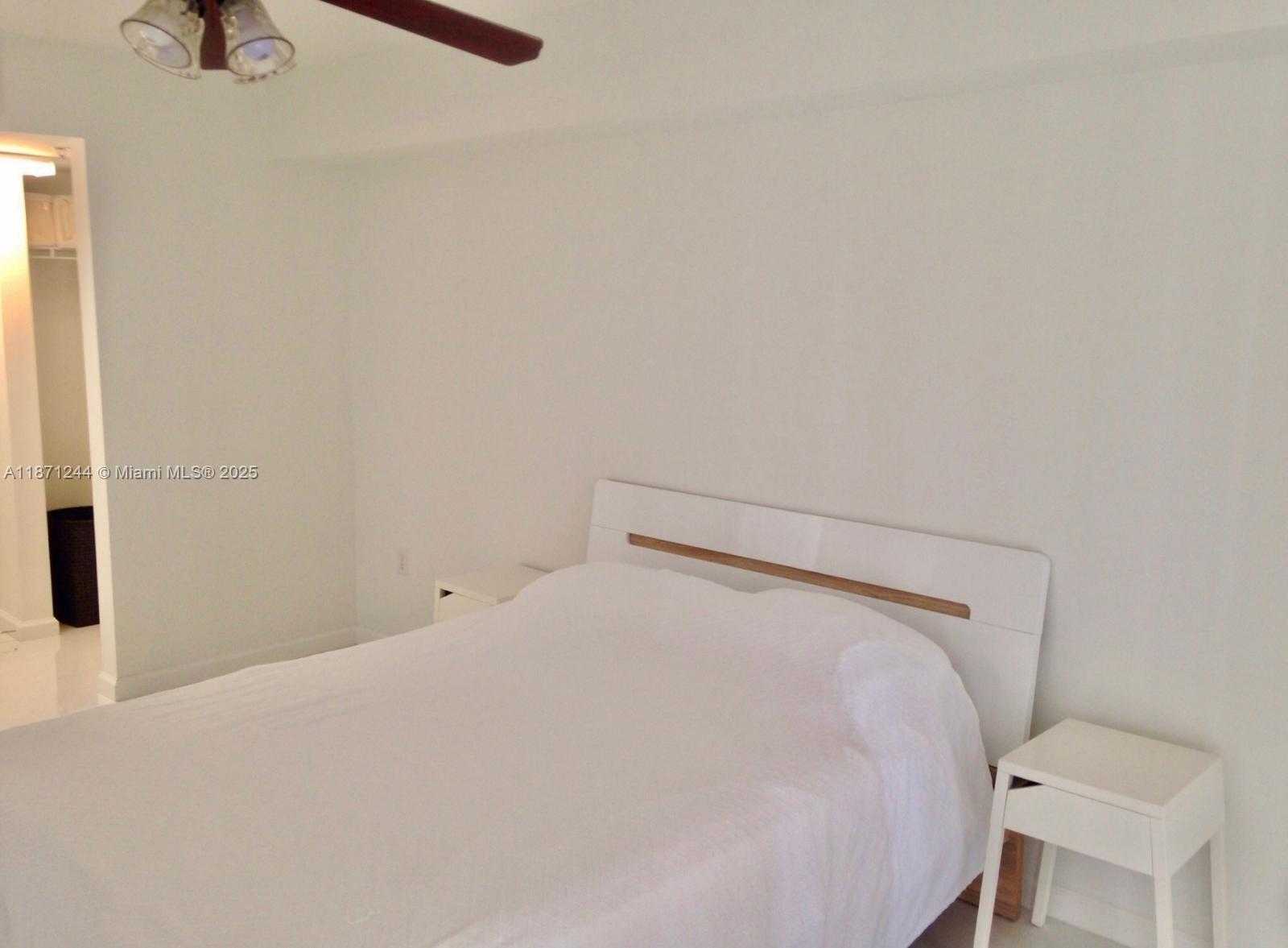 Small Image of 1155 BRICKELL BAY DR #1205, Miami Number 3