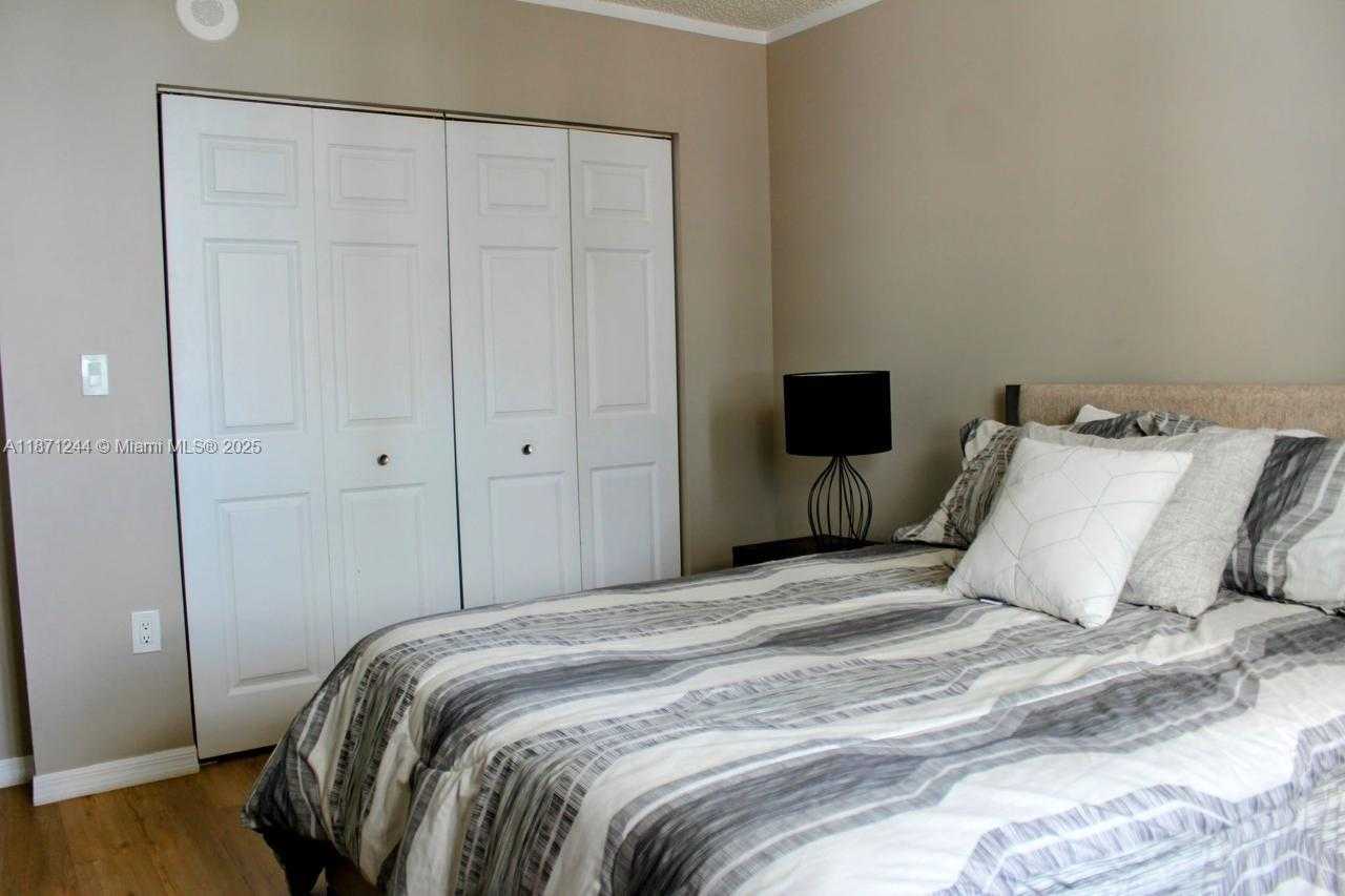 Small Image of 1155 BRICKELL BAY DR #1205, Miami Number 9