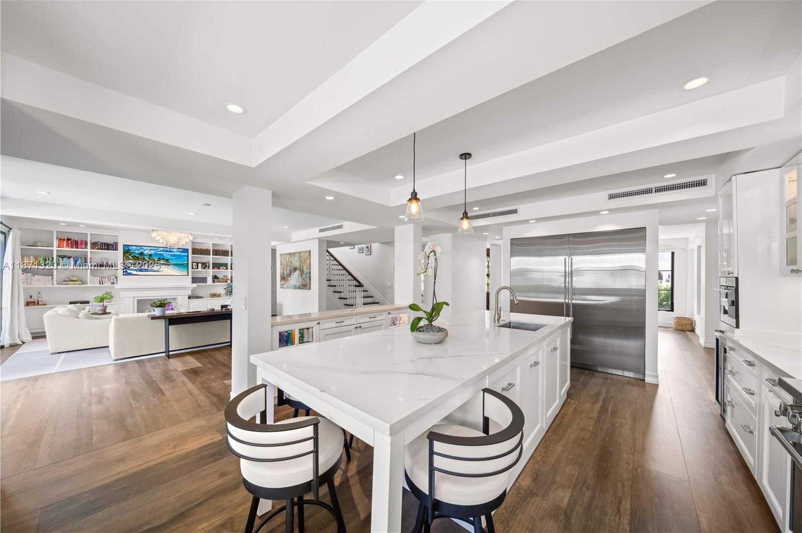 Small Image of 5728 PINE TREE DR, Miami Beach Number 10