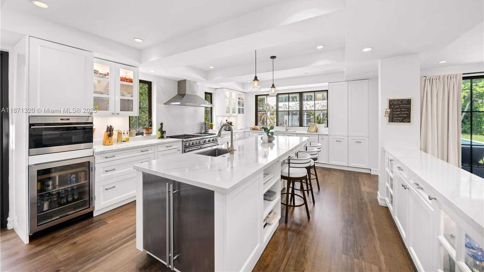 Small Image of 5728 PINE TREE DR, Miami Beach Number 12