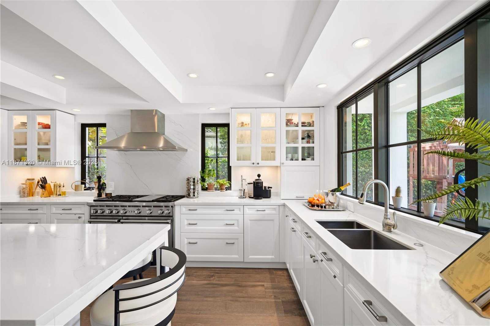 Small Image of 5728 PINE TREE DR, Miami Beach Number 14