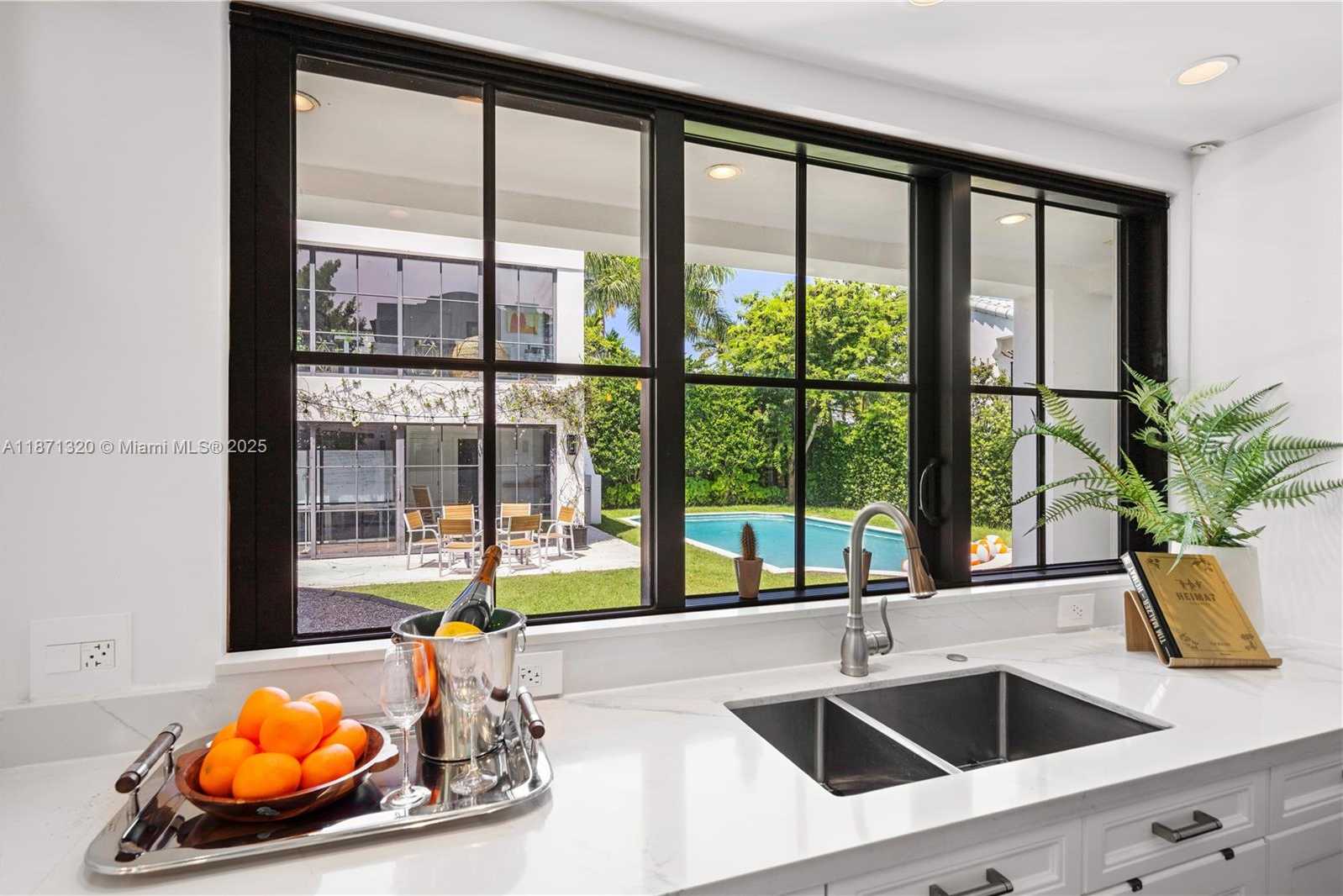 Small Image of 5728 PINE TREE DR, Miami Beach Number 15