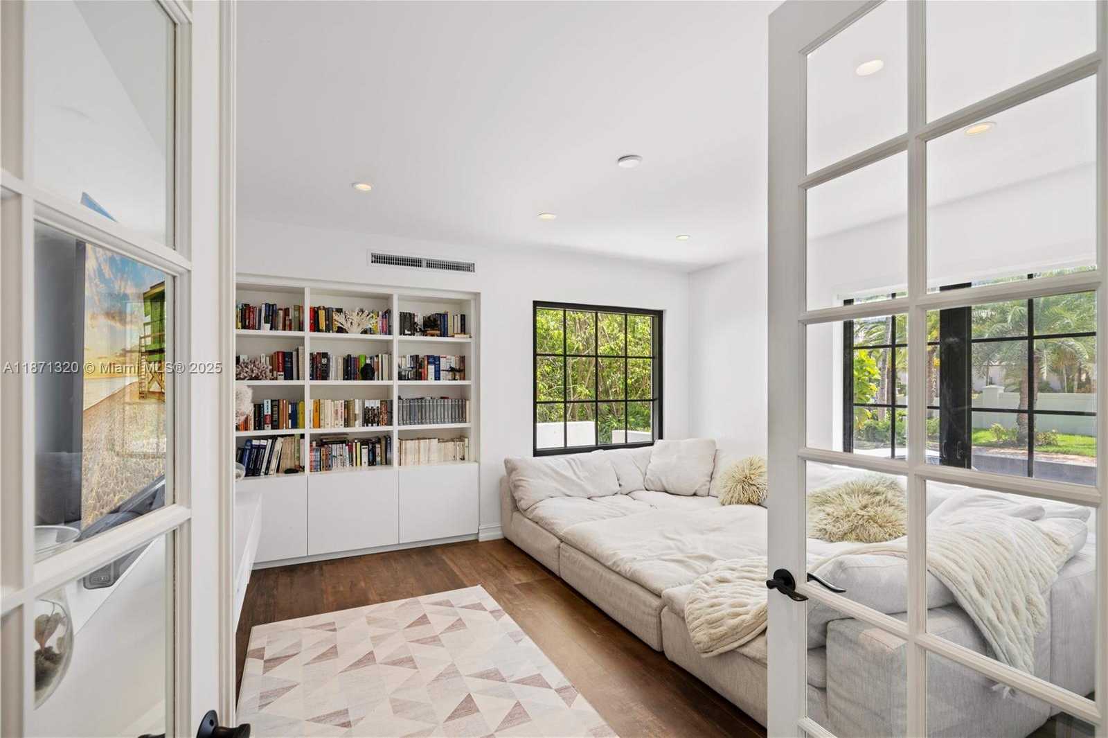Small Image of 5728 PINE TREE DR, Miami Beach Number 18