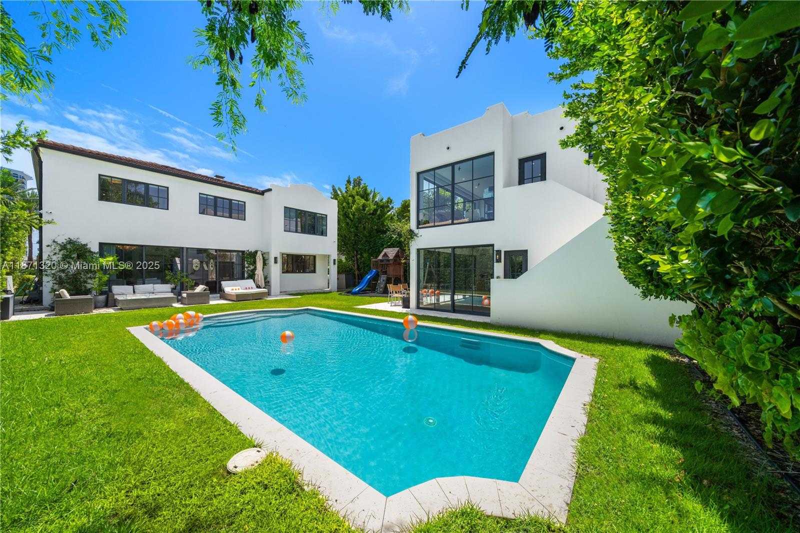 Small Image of 5728 PINE TREE DR, Miami Beach Number 2