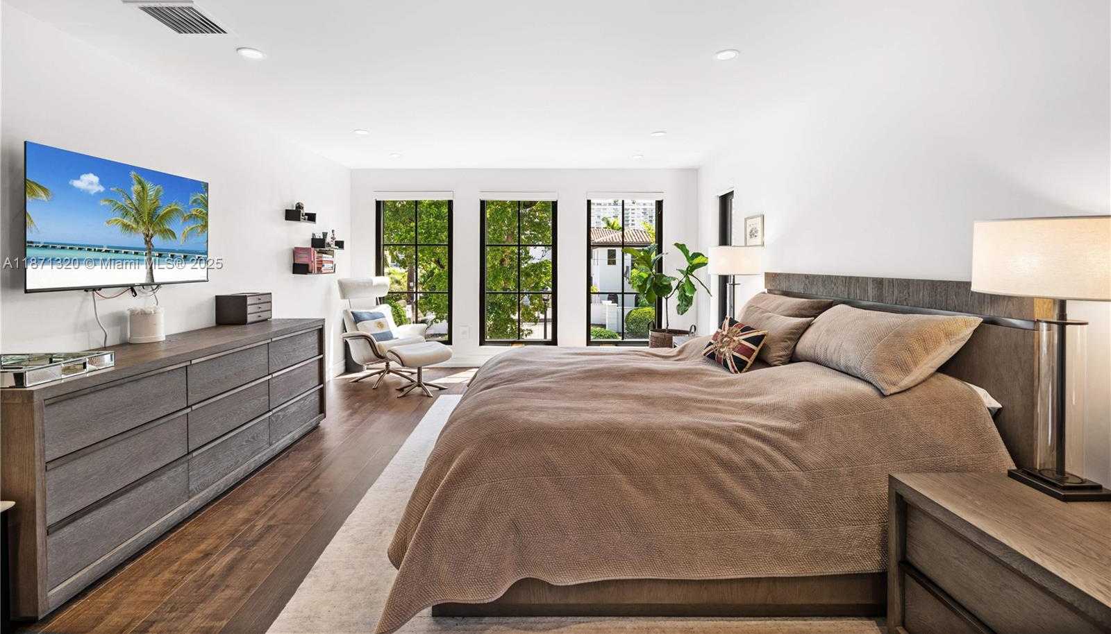 Small Image of 5728 PINE TREE DR, Miami Beach Number 21