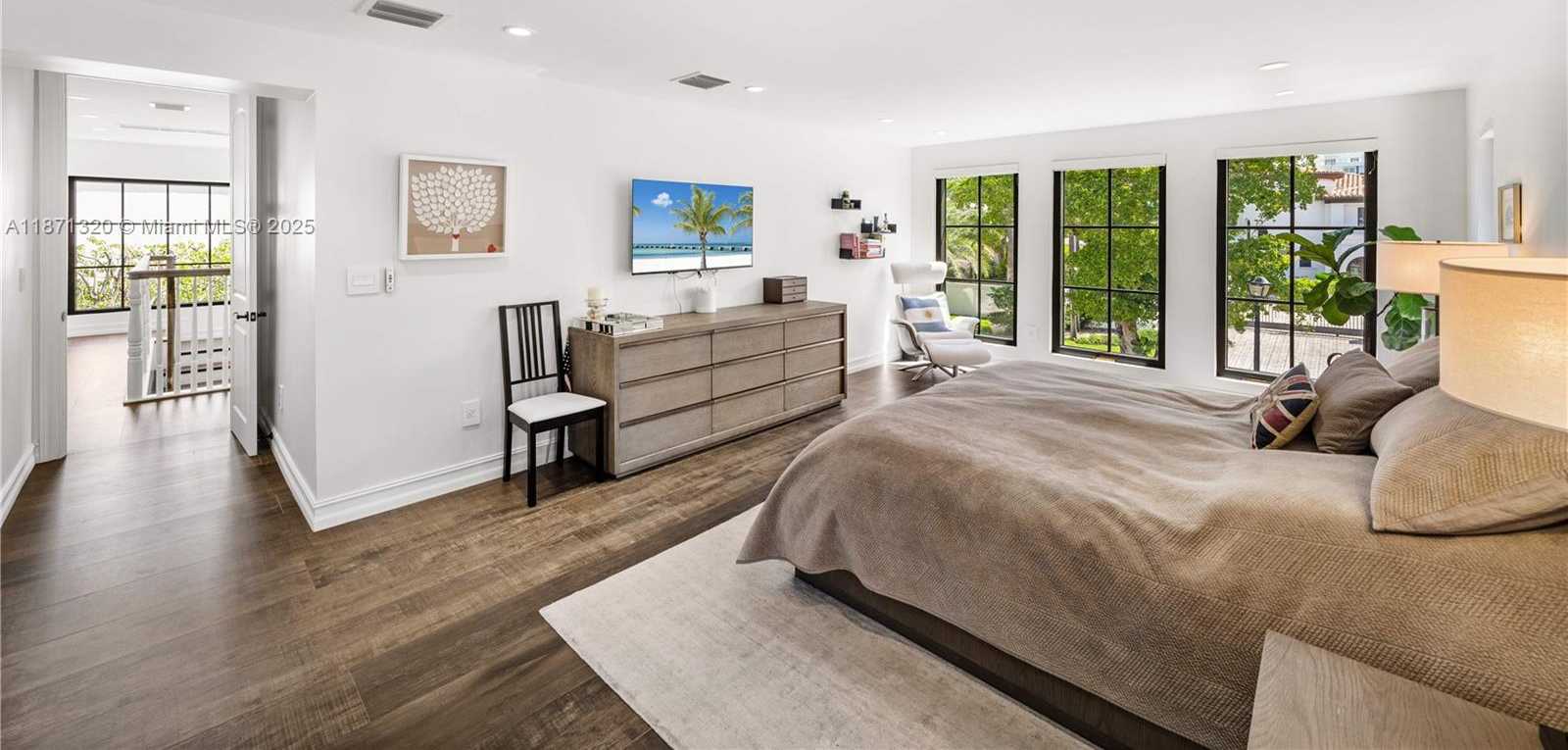 Small Image of 5728 PINE TREE DR, Miami Beach Number 22