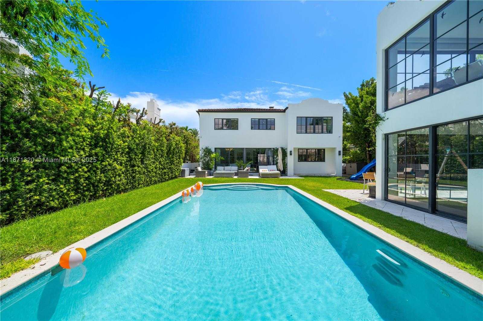 Small Image of 5728 PINE TREE DR, Miami Beach Number 3
