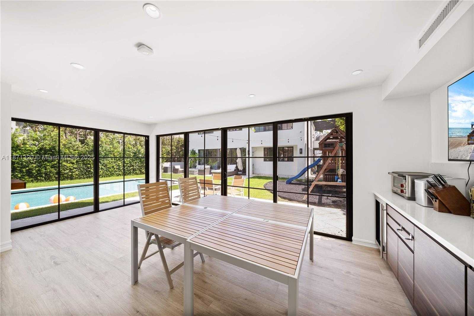 Small Image of 5728 PINE TREE DR, Miami Beach Number 37