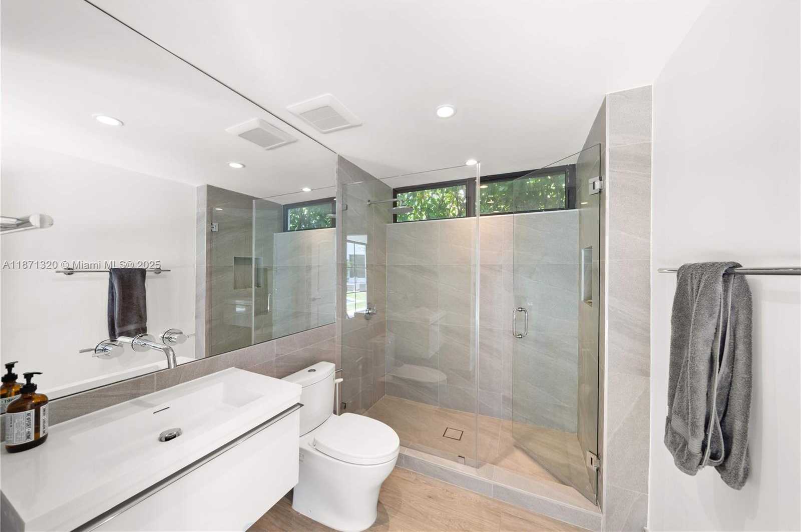 Small Image of 5728 PINE TREE DR, Miami Beach Number 38