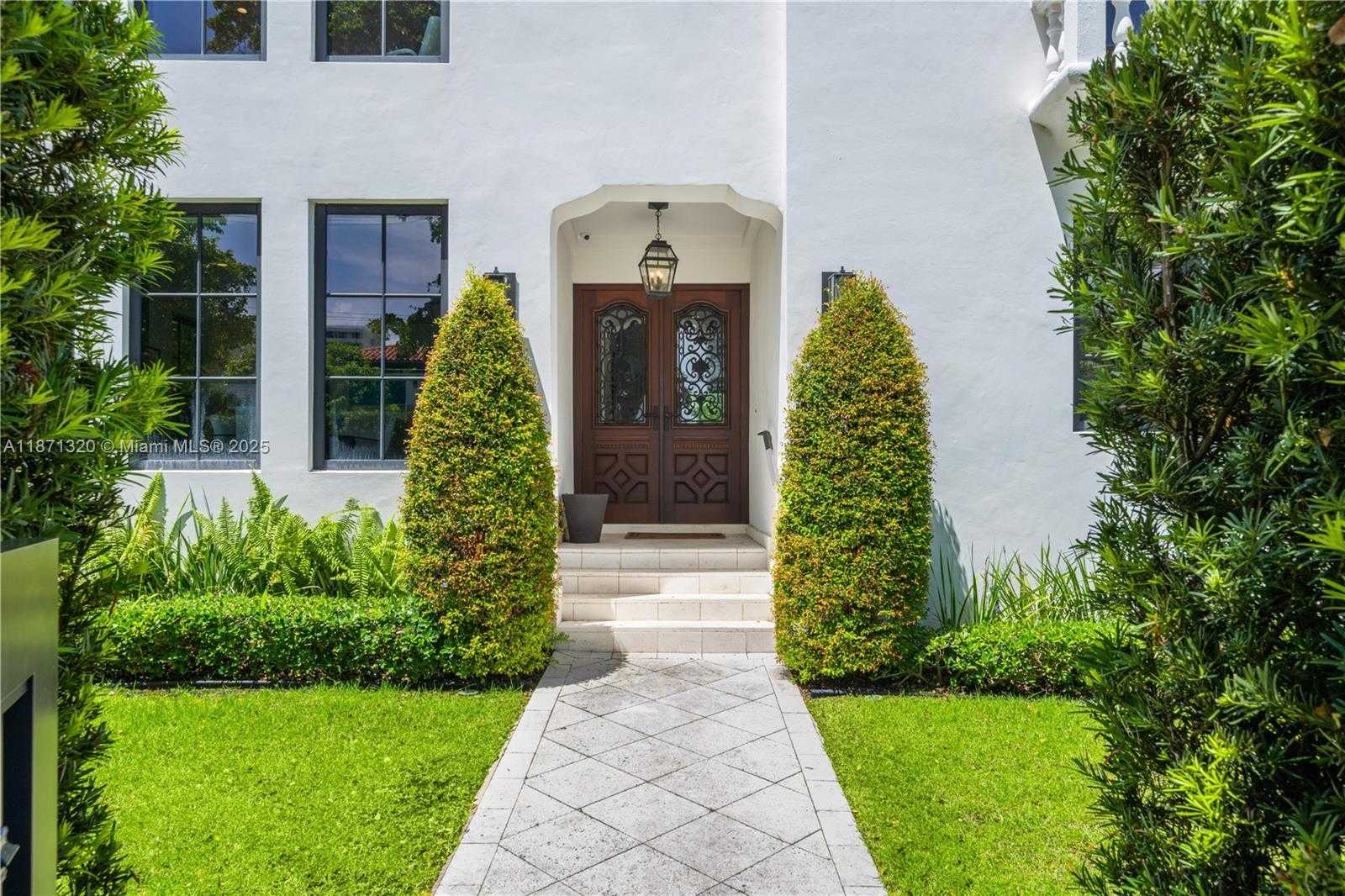 Small Image of 5728 PINE TREE DR, Miami Beach Number 4