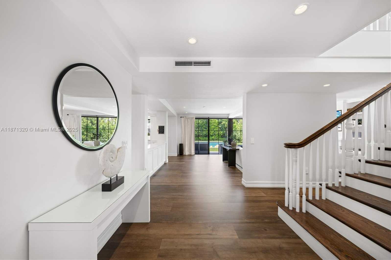 Small Image of 5728 PINE TREE DR, Miami Beach Number 5