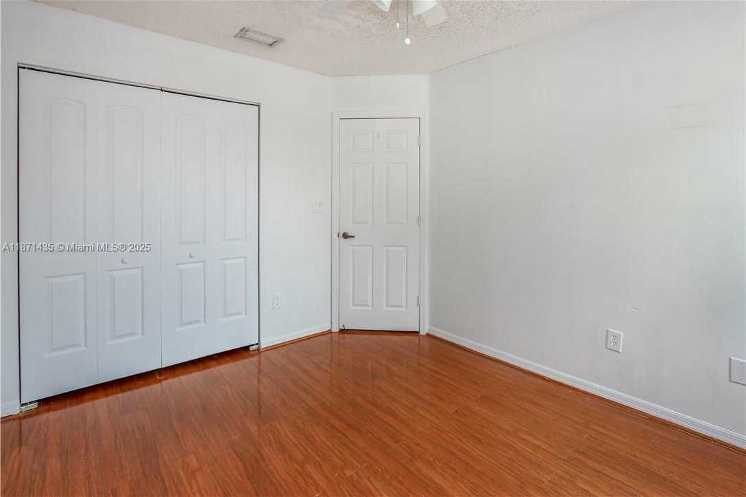 Small Image of Pembroke Pines Number 11