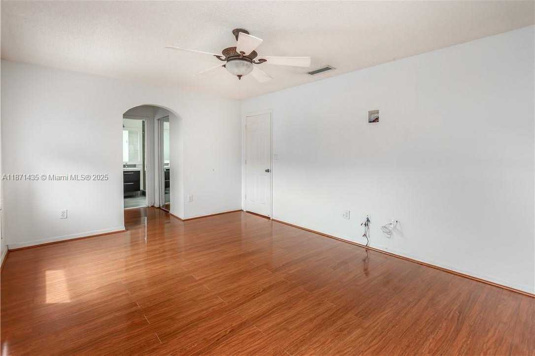 Small Image of Pembroke Pines Number 13