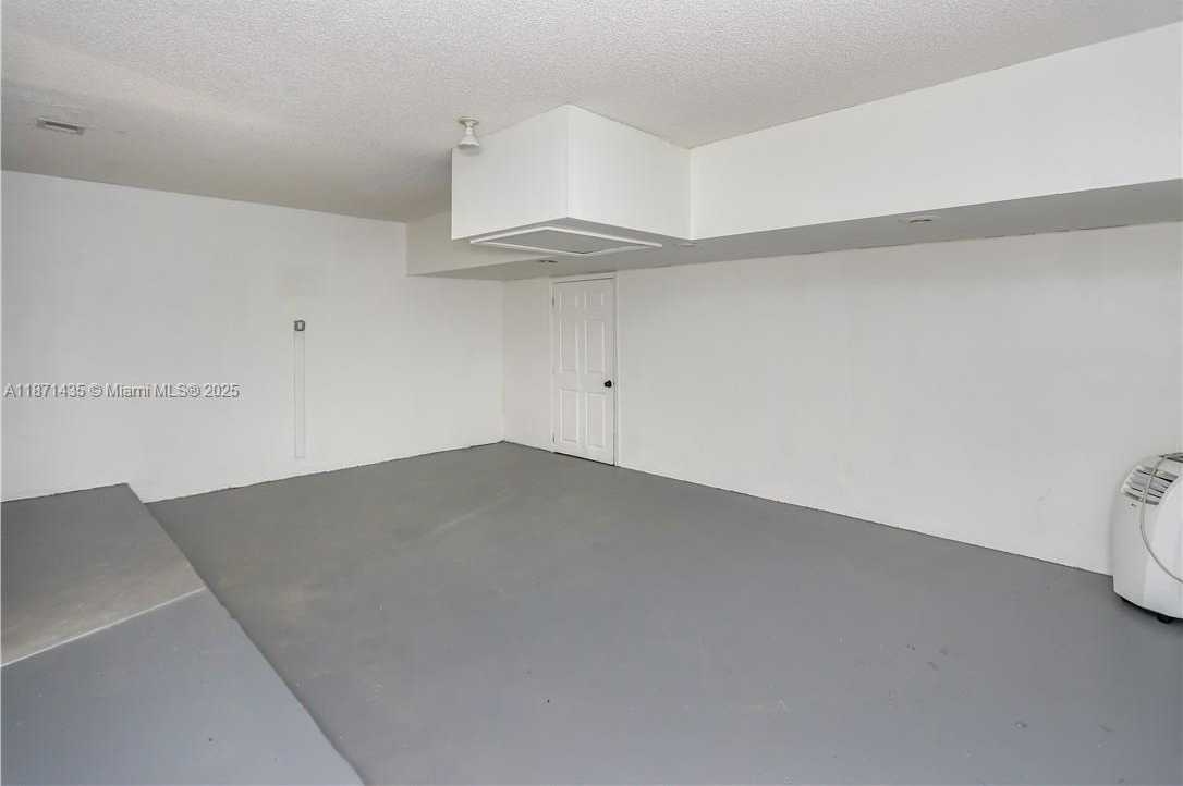 Small Image of Pembroke Pines Number 16