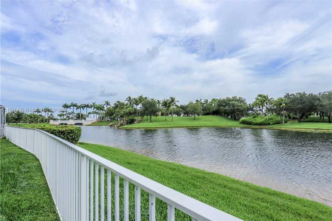 Small Image of Pembroke Pines Number 17