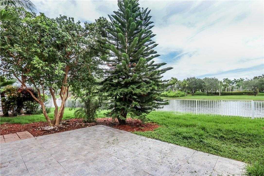 Small Image of Pembroke Pines Number 18