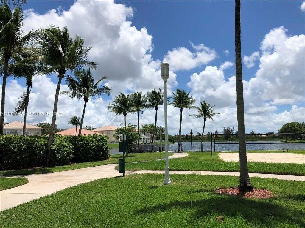 Small Image of Pembroke Pines Number 21