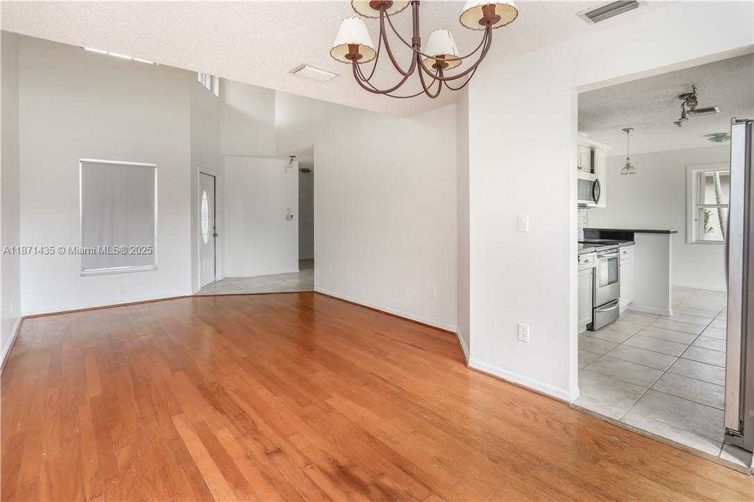 Small Image of Pembroke Pines Number 7