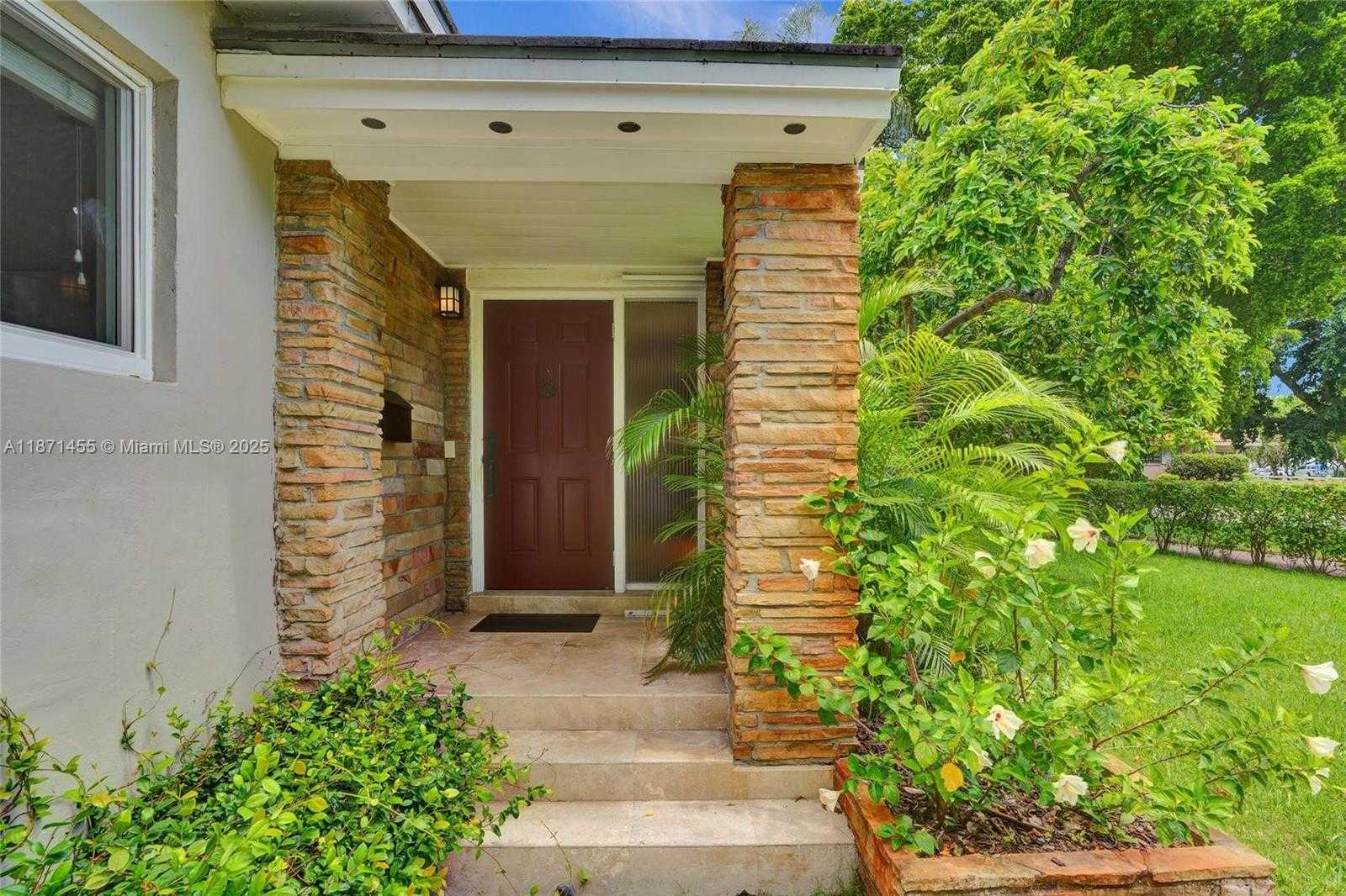 Small Image of 5620 ALHAMBRA CIR, Coral Gables Number 2