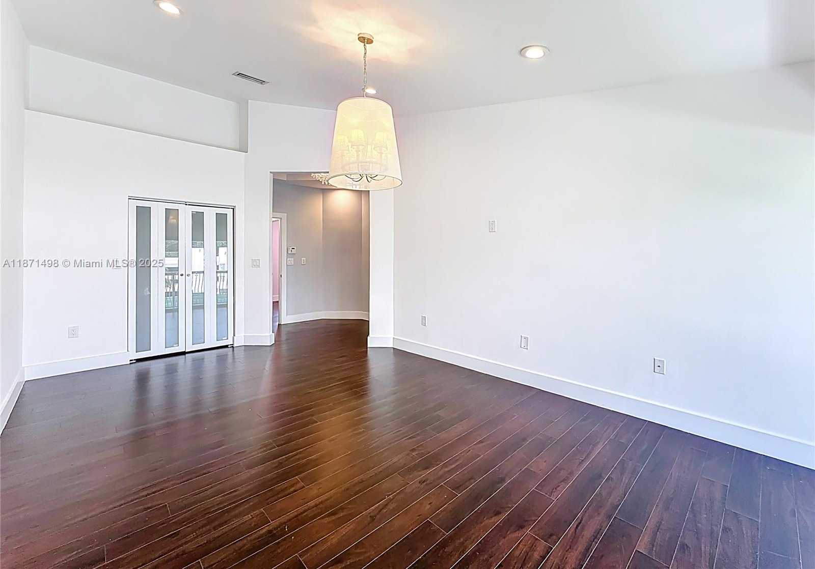Small Image of Aventura Number 17