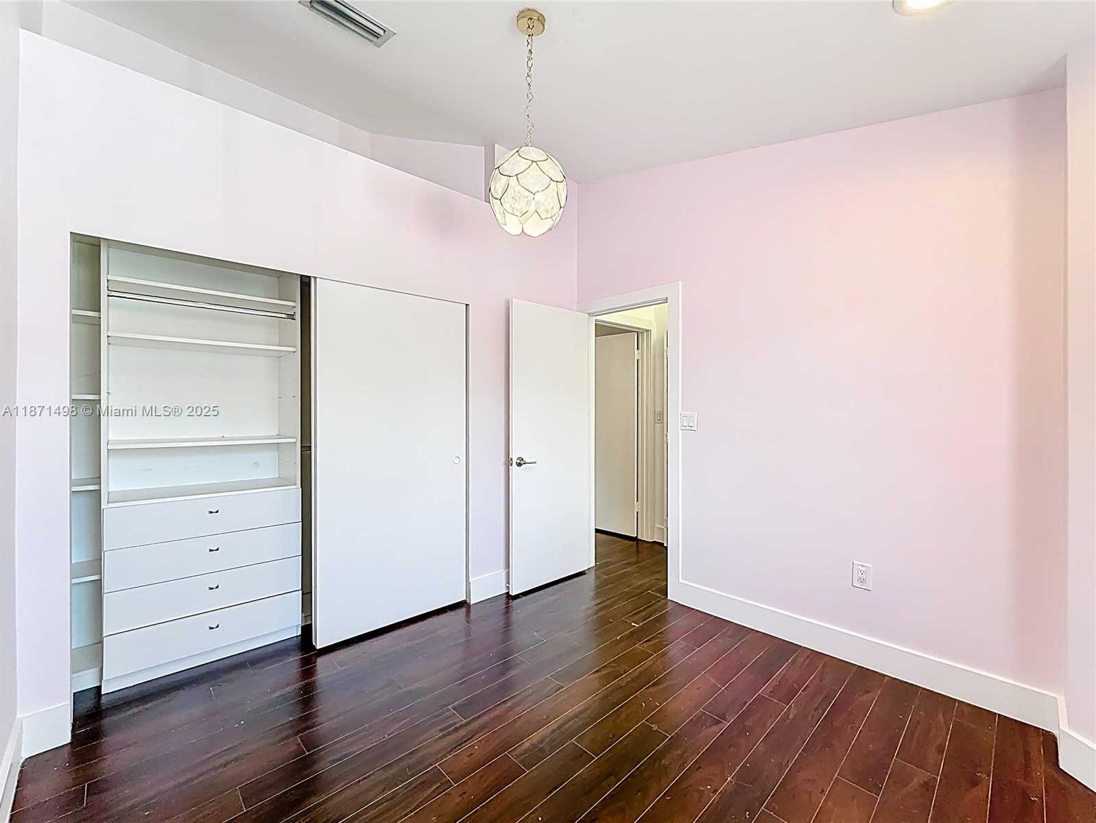 Small Image of Aventura Number 18