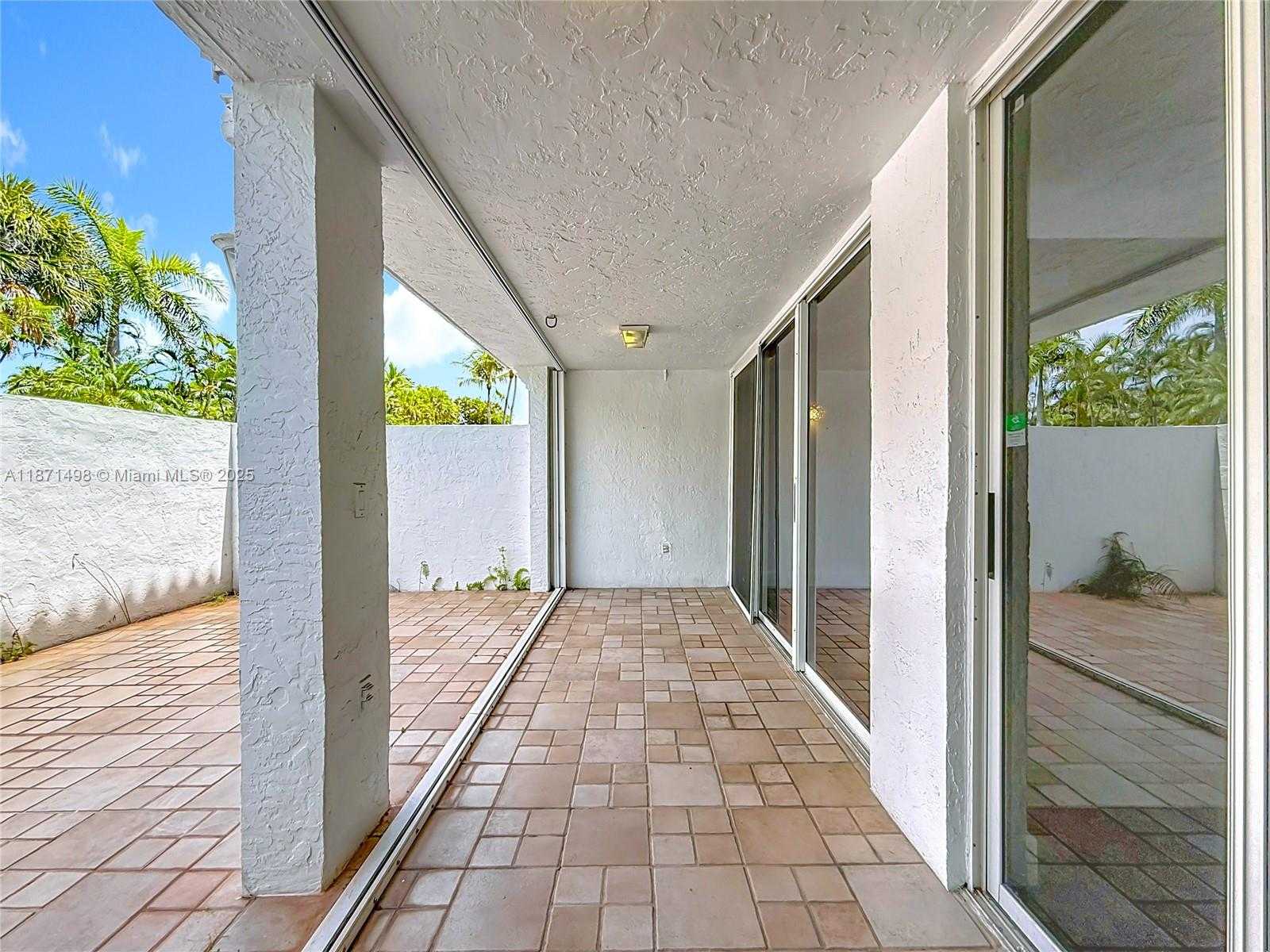 Small Image of Aventura Number 23