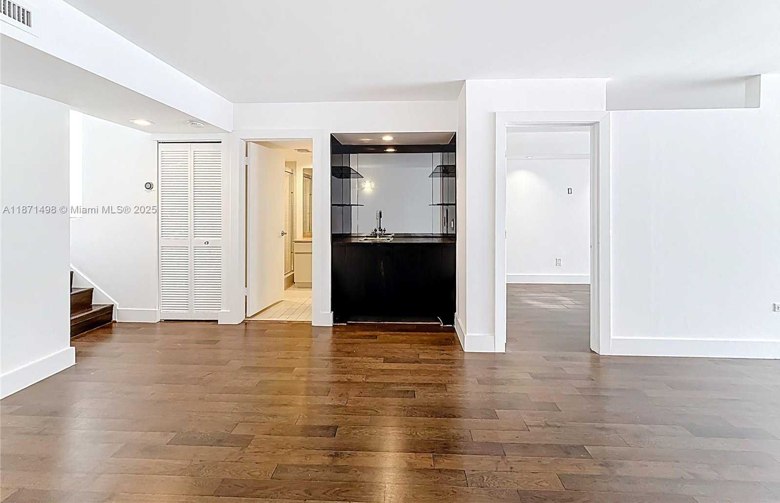 Small Image of Aventura Number 32