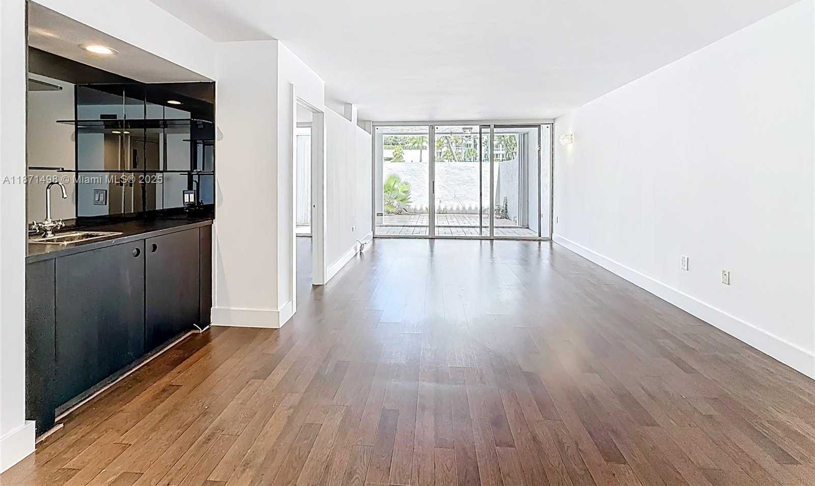 Small Image of Aventura Number 33