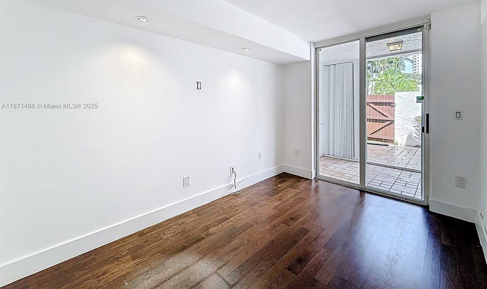 Small Image of Aventura Number 34