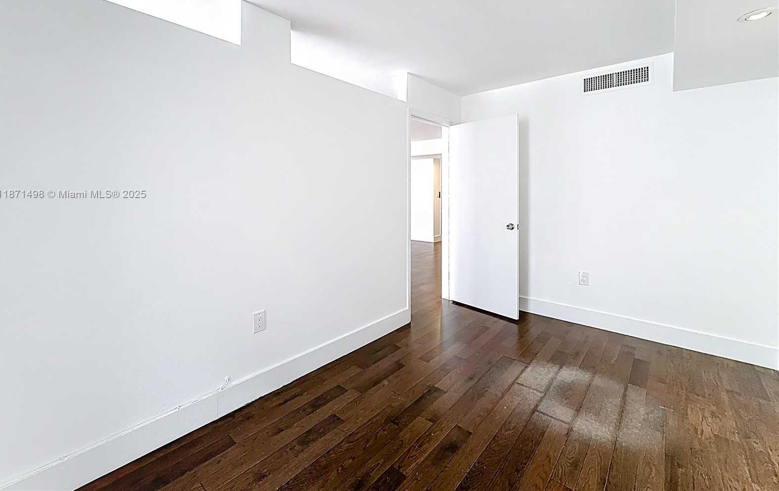 Small Image of Aventura Number 35