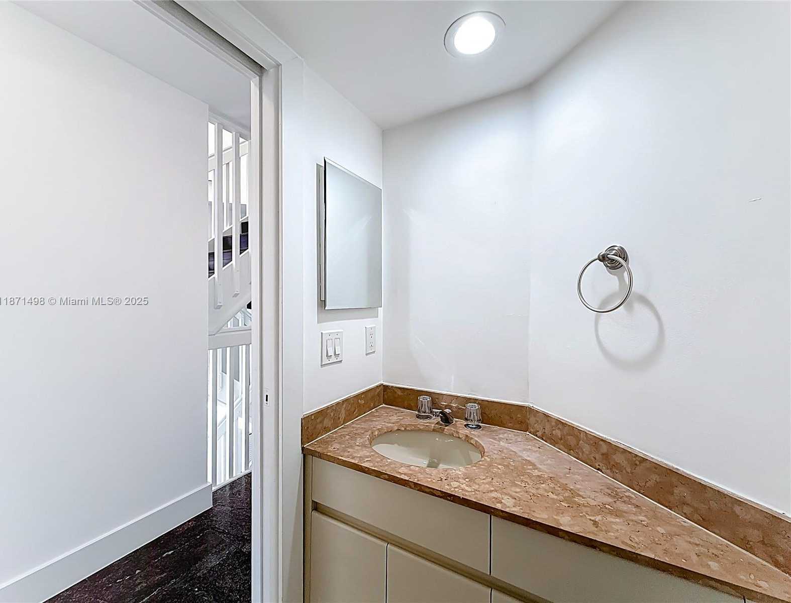 Small Image of Aventura Number 43