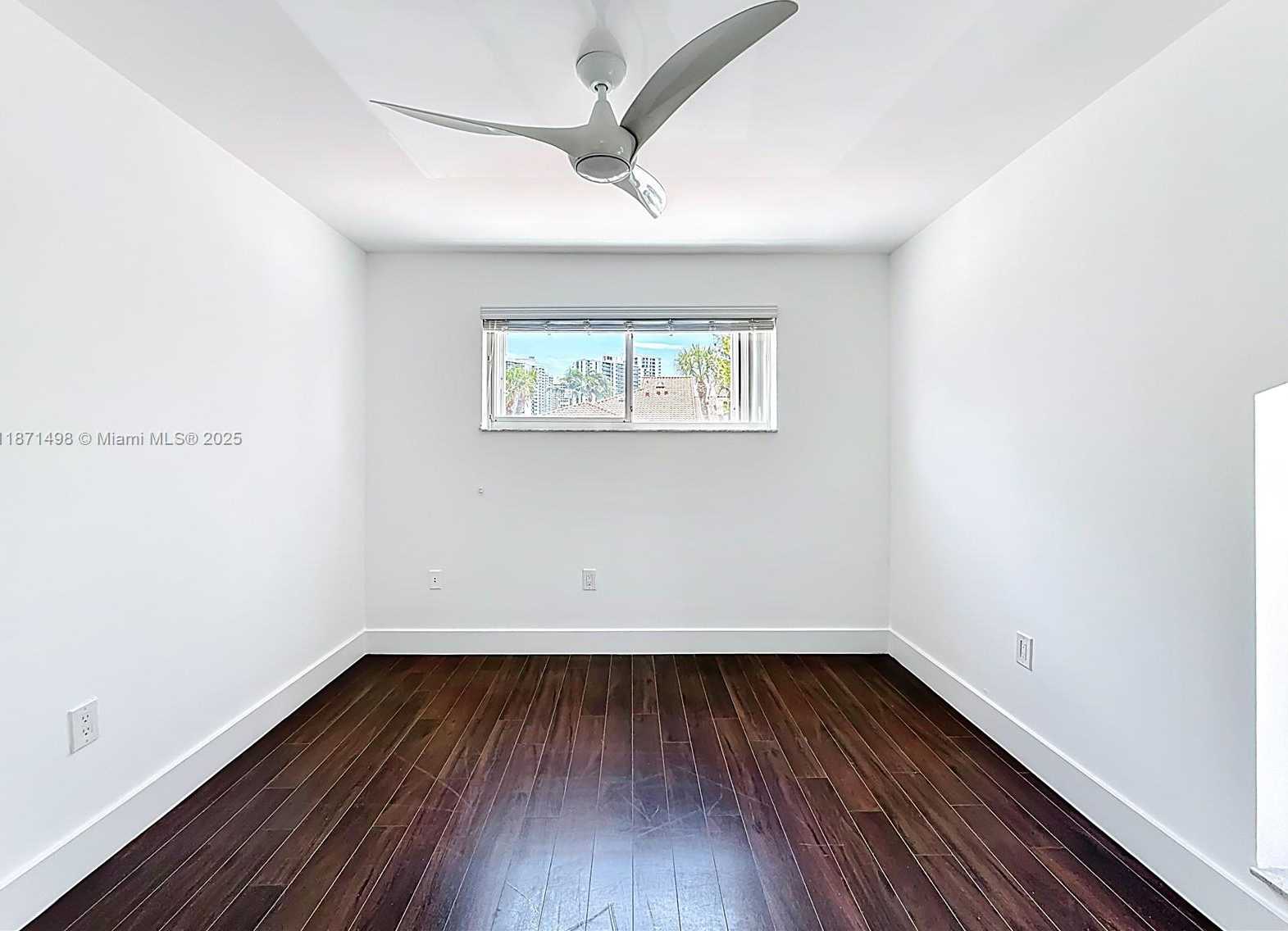 Small Image of Aventura Number 44