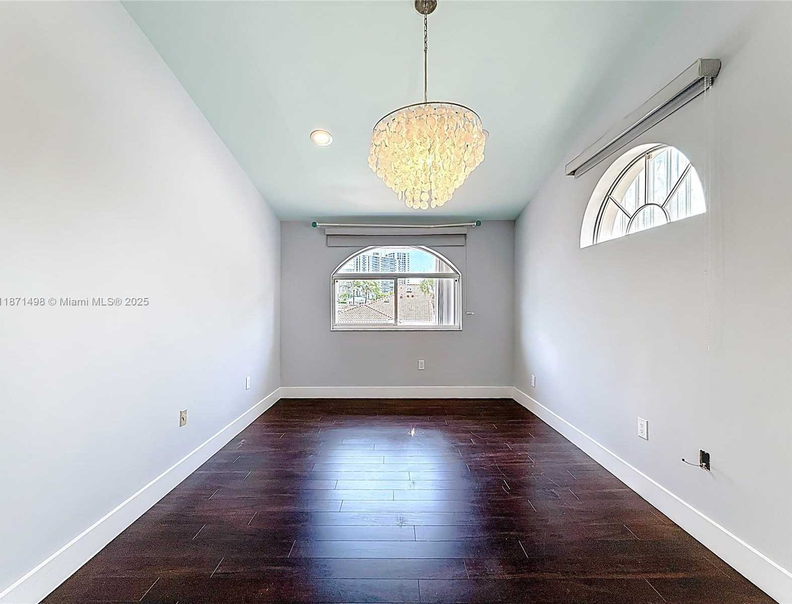 Small Image of Aventura Number 50