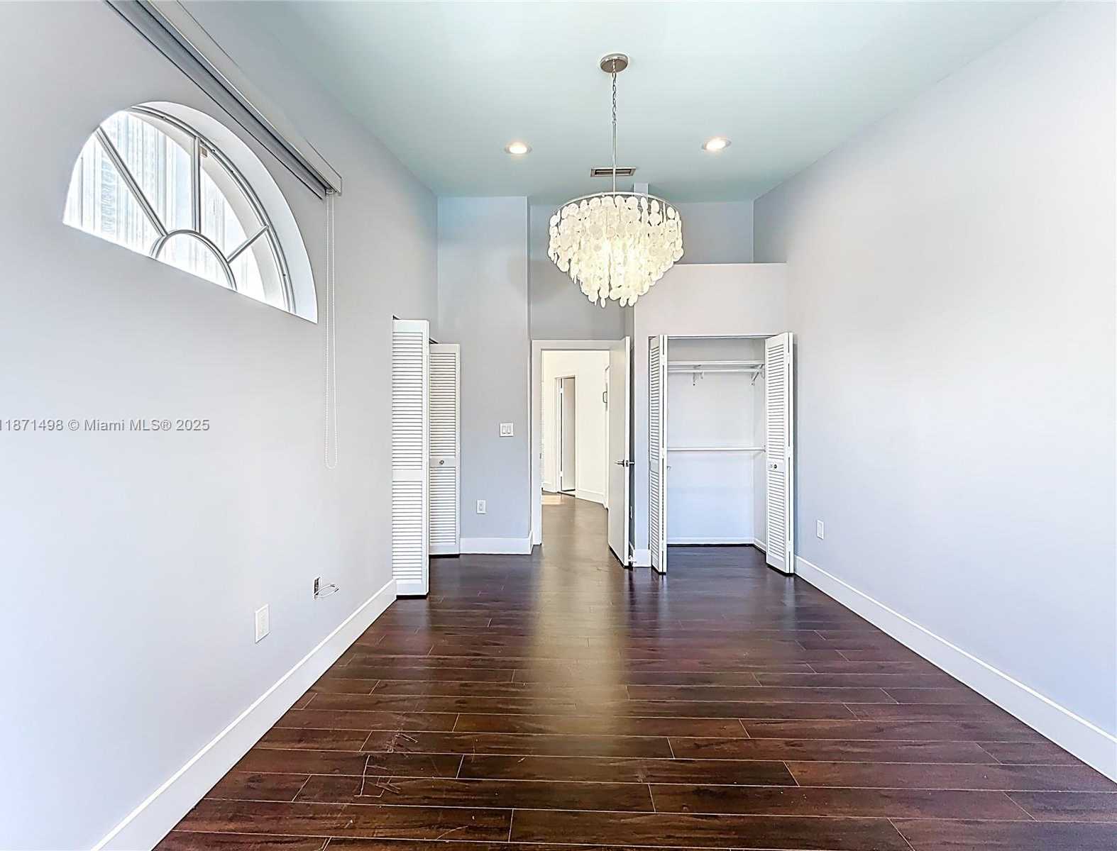 Small Image of Aventura Number 55