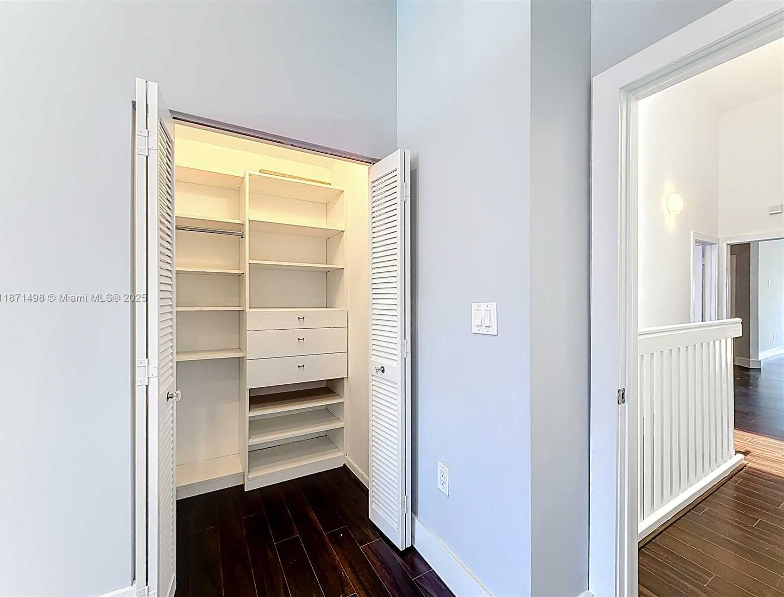 Small Image of Aventura Number 57