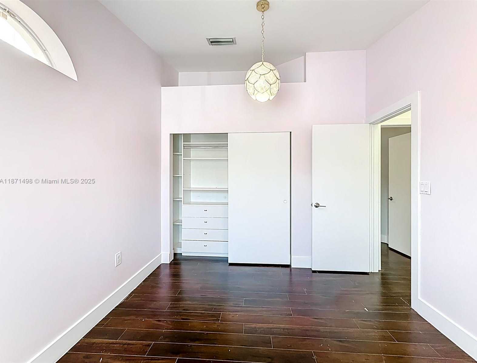 Small Image of Aventura Number 59