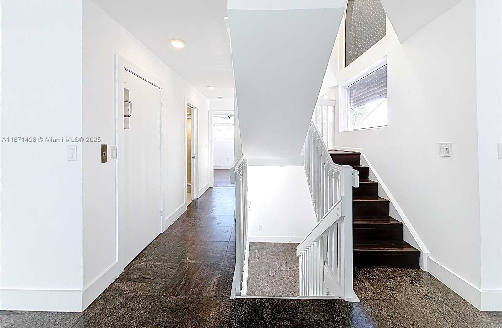Small Image of Aventura Number 61