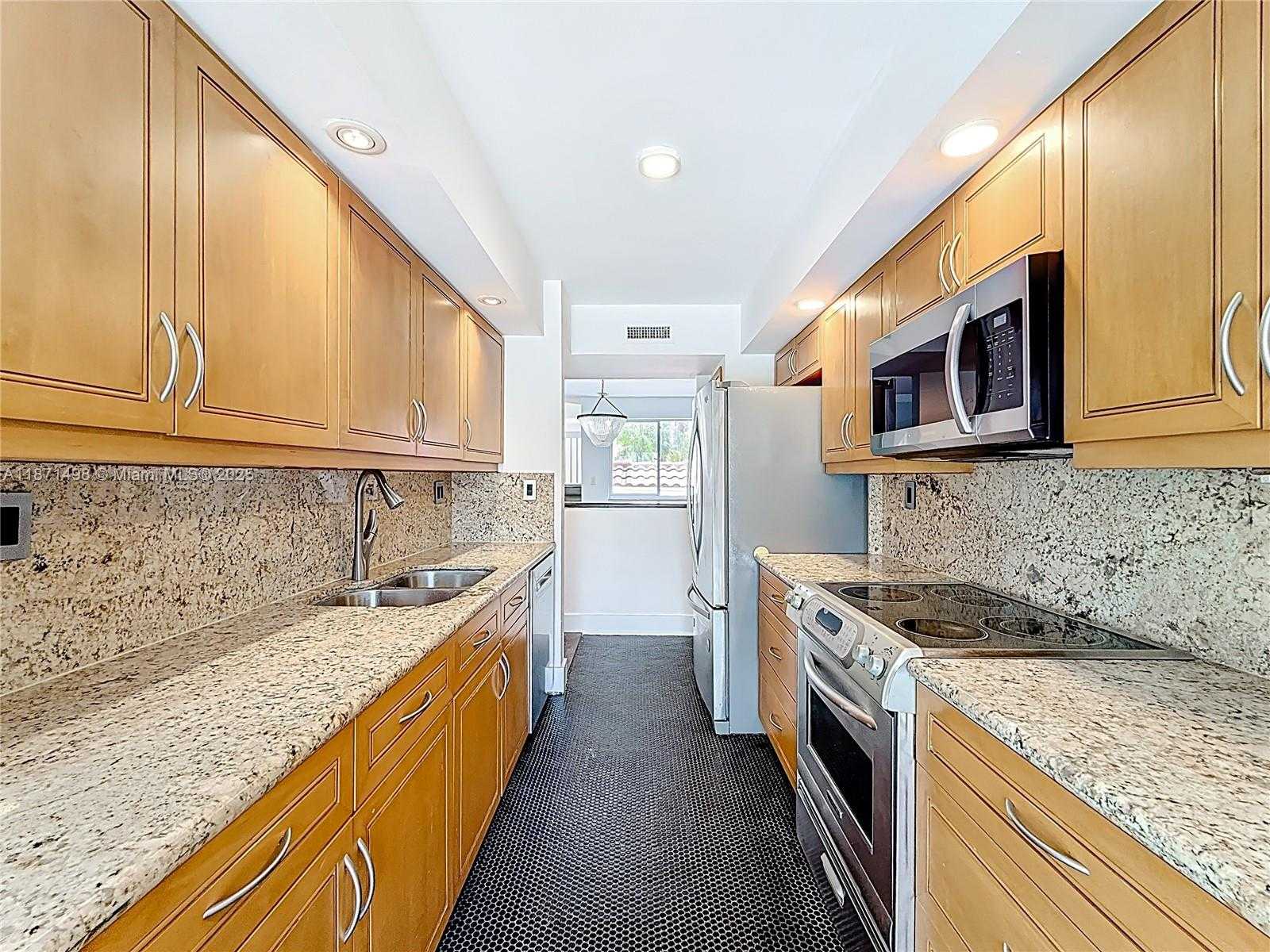 Small Image of Aventura Number 62